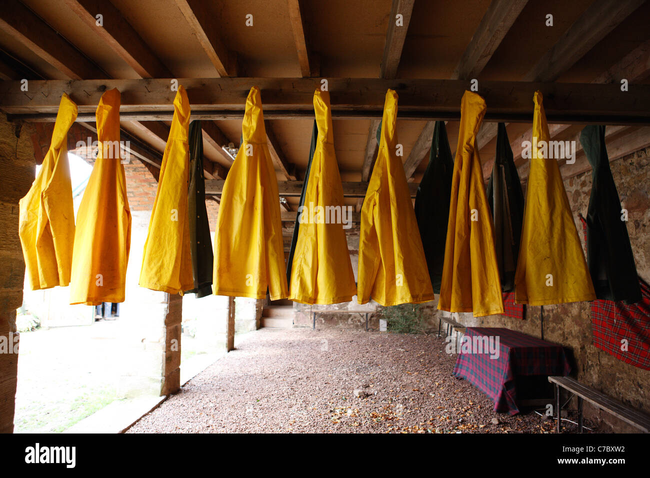 Mujer riendo vistiendo un poncho de plástico durante una ducha de lluvia  Fotografía de stock - Alamy