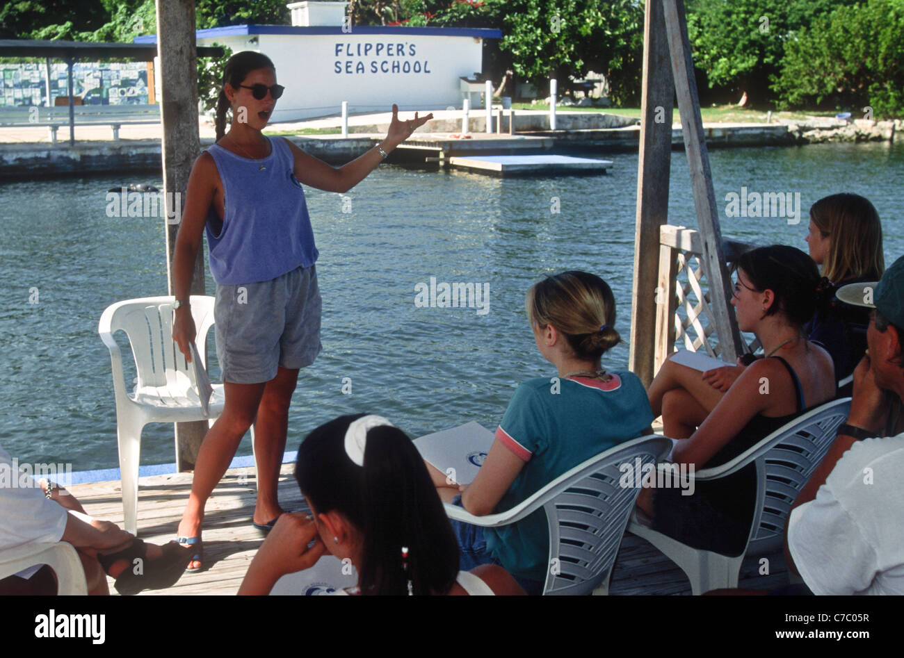 Capacitar a los estudiantes en el Centro de Investigación de delfines en maratón Key, FL Foto de stock