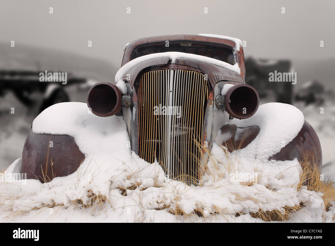 1937 vintage Chevrolet master deluxe coupe cubierto de nieve, Bodie State Historic Park, California, EE.UU. Foto de stock