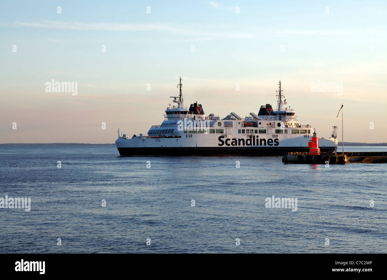Scandlines ferry HAMLET dejando el ferry Puerto de atraque en Elsinore, Dinamarca durante los 20 minutos de cruce de Helsingborg, Suecia Foto de stock