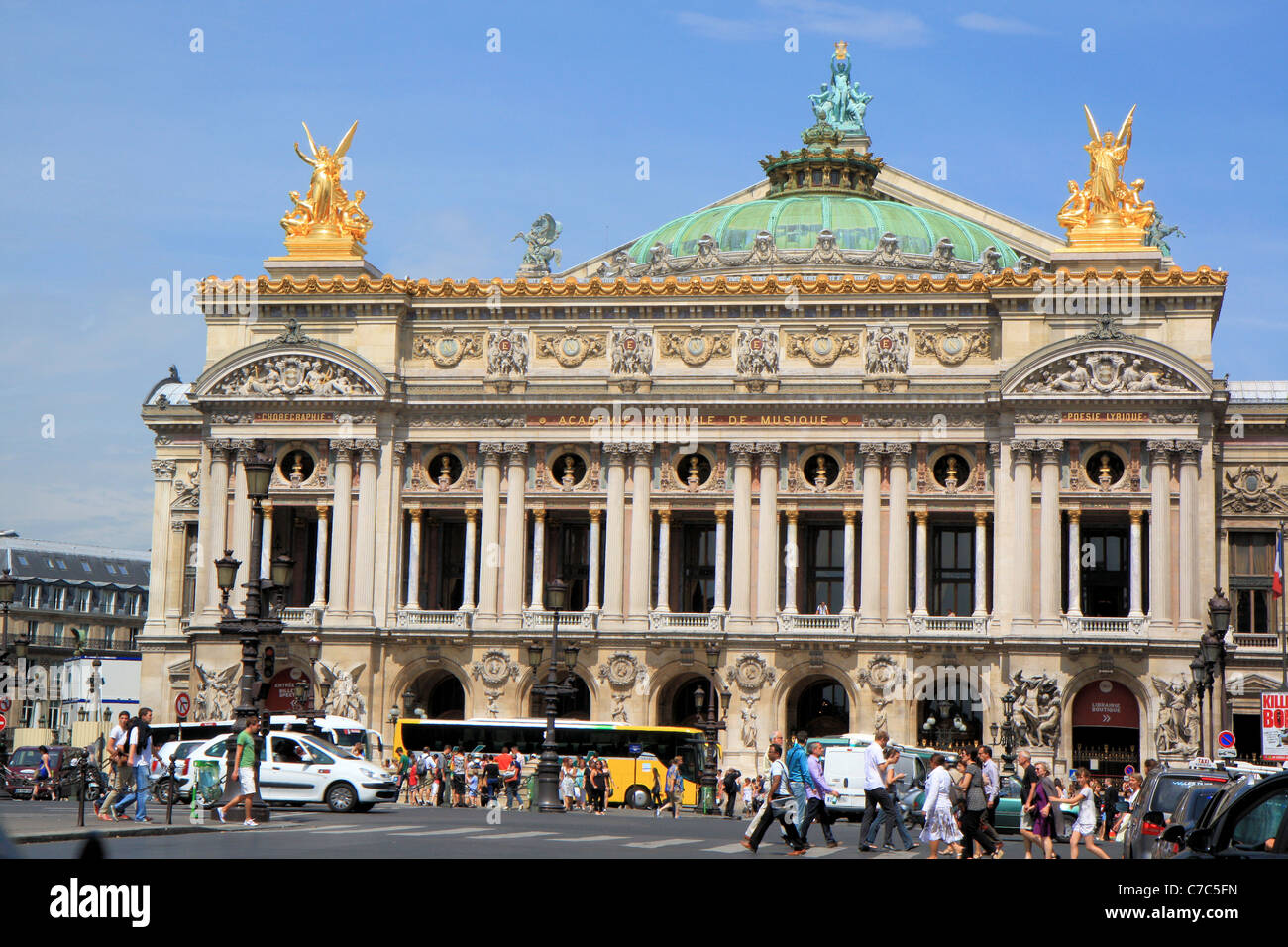 Vista exterior de la Ópera Garnier, París, Francia Foto de stock