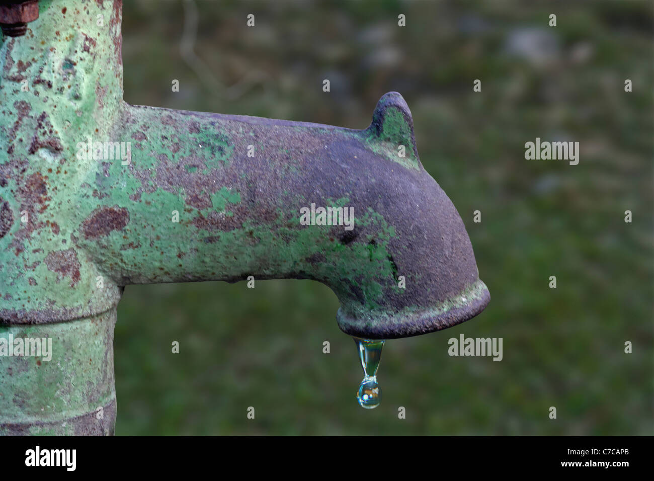 Bomba de agua manual antigua en un pozo en el jardín riego y ahorro de agua  entorno rural