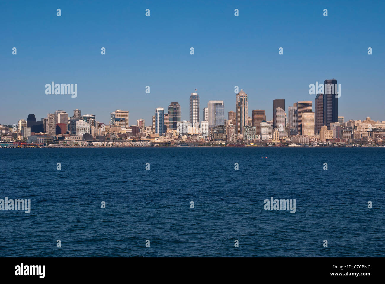 El horizonte de Seattle, Washington, visto desde Alki Beach en el oeste de Seattle. Foto de stock