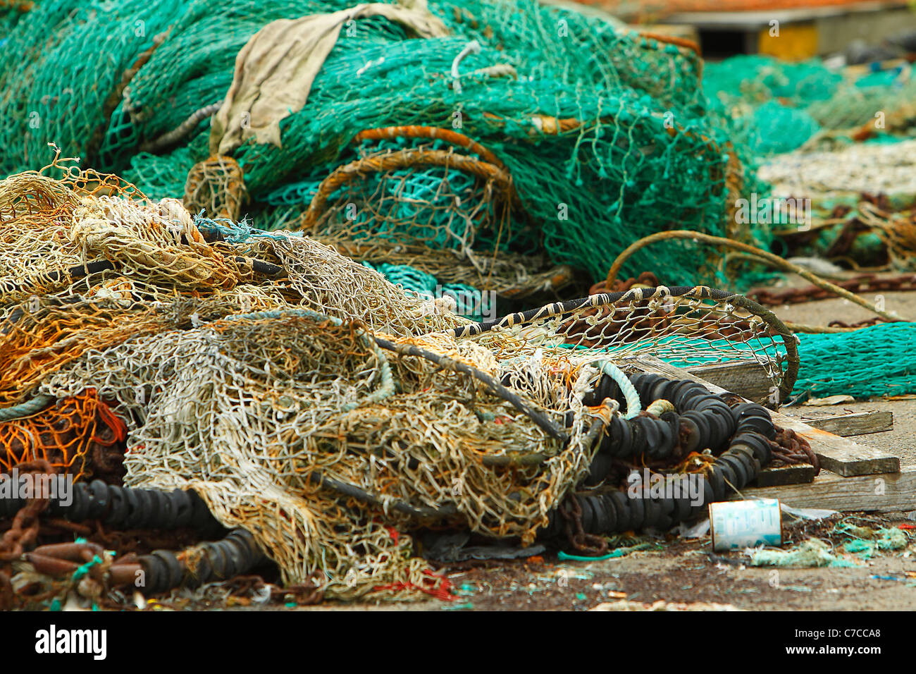 El secado de redes de pesca en la red de arrastre Foto de stock