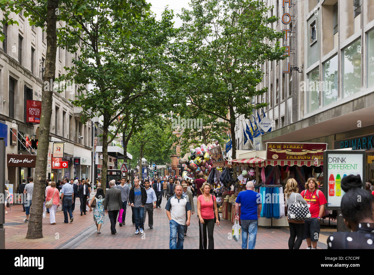 Nuevas tiendas en la calle en el centro de la ciudad, Birmingham, West Midlands, Inglaterra, Reino Unido. Foto de stock