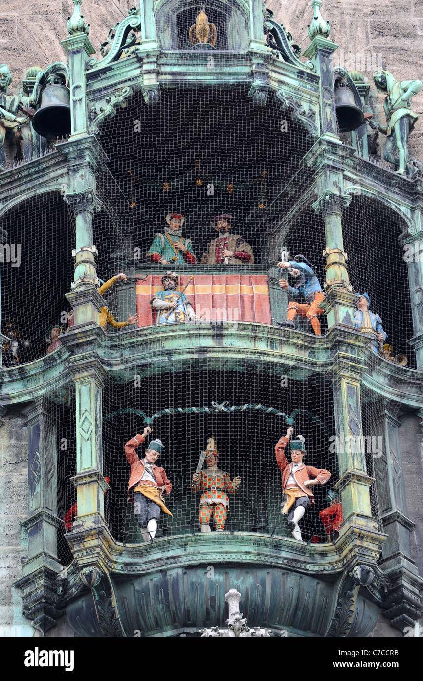 El Rathaus Glockenspiel de Munich, una atracción turística en la Marienplatz de Munich Alemania Baviera Munchen Deutschland Foto de stock
