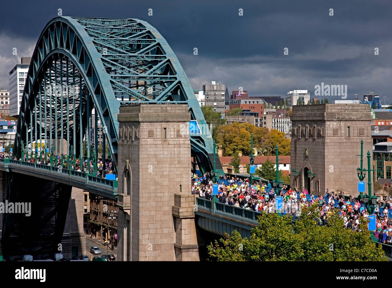 Los corredores en el 2011 Bupa Great North Run viniendo sobre el Tyne Bridge en Newcastle, vista desde el lado de Gateshead Tyne y desgaste Foto de stock