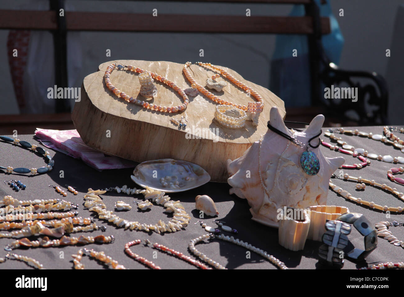 Algunos collares, pulseras y joyas de fantasía a la venta en una pequeña  calle del mercado organizados en una tabla en un día soleado Fotografía de  stock - Alamy