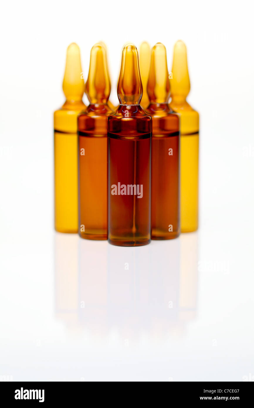 Las ampollas farmacéuticos de vidrio utilizado para la entrega y el almacenamiento de medicamentos estériles Foto de stock