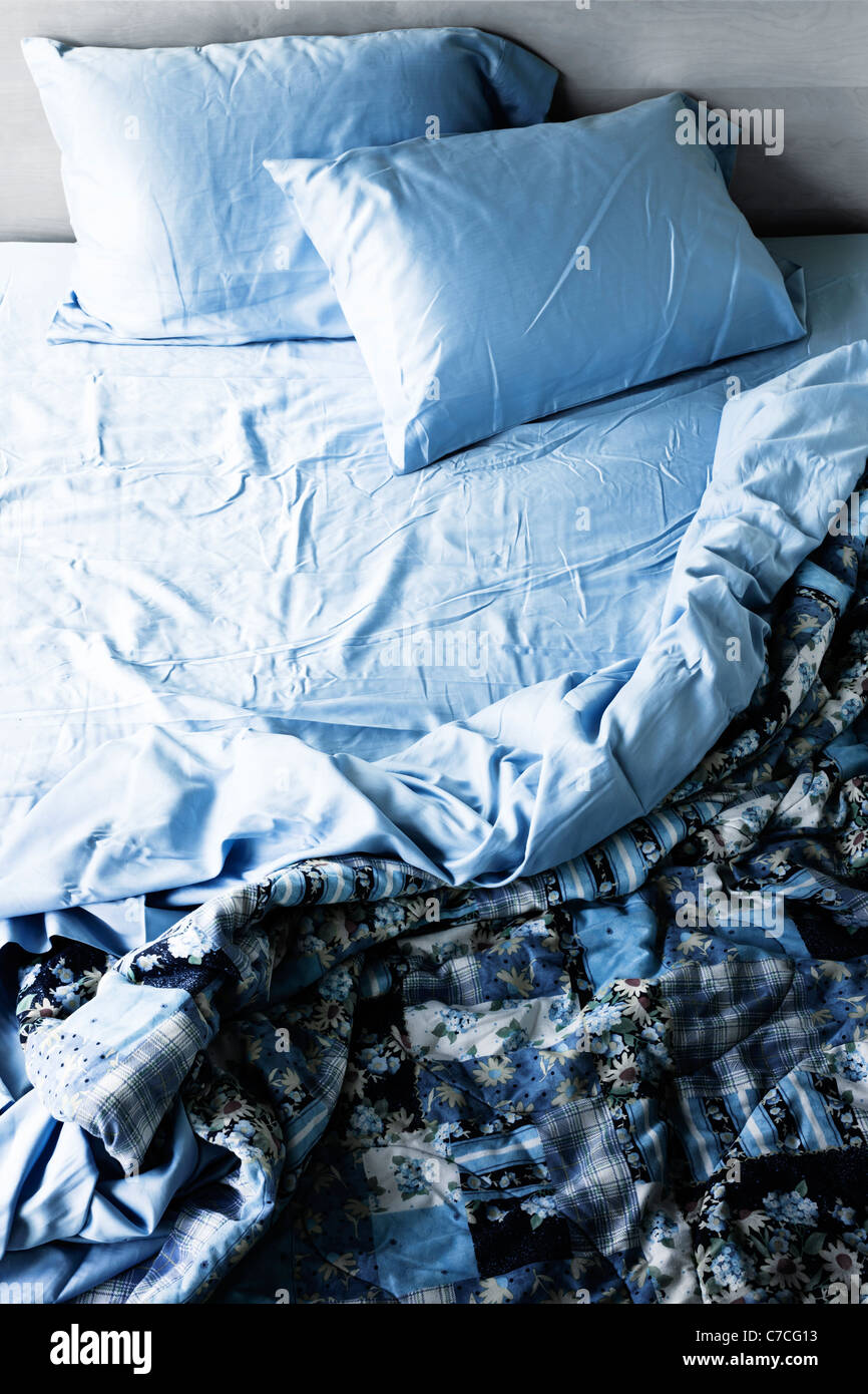 Escrutinio Ánimo Mediador Se deshacen desordenada cama con sábanas arrugadas desde arriba Fotografía  de stock - Alamy