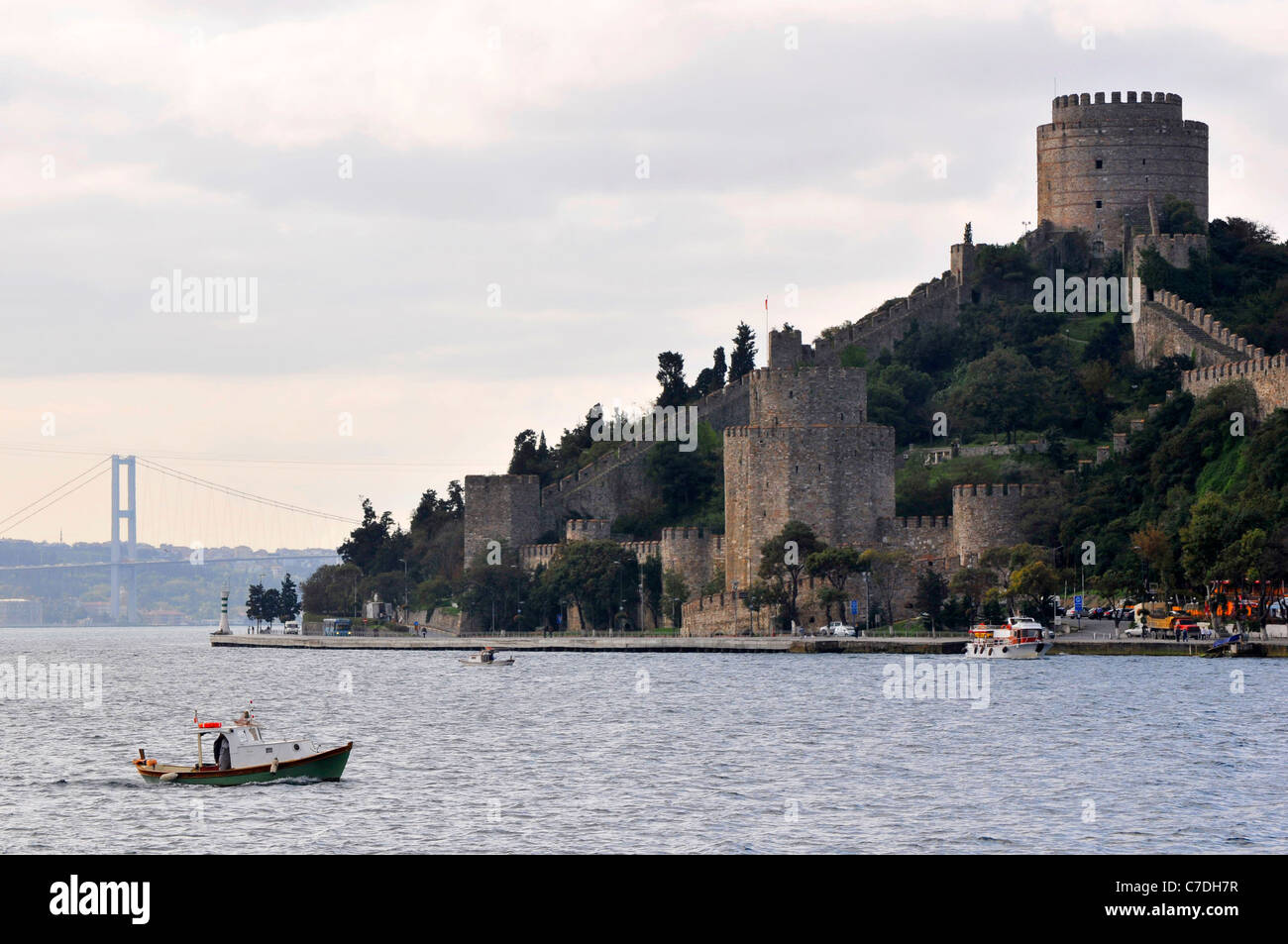 Rumeli le Hisari ,Tracio Castillo 1452 , con vistas del Bósforo y el puente de Fatih. Estambul. Turquía. Foto de stock