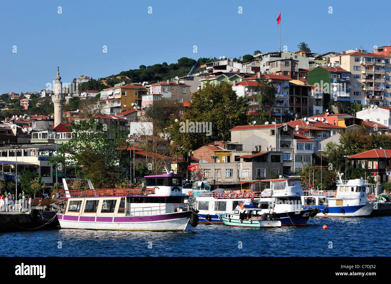 Sariyer town en el Bósforo cerca de Estambul.Turquía. Foto de stock