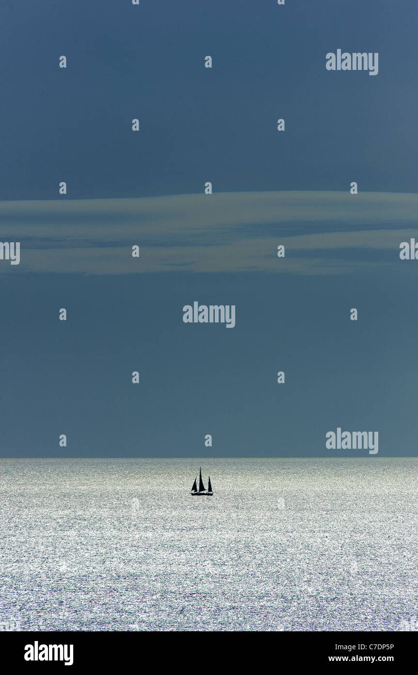 Un ketch de vela en la costa del Condado de Antrim Foto de stock