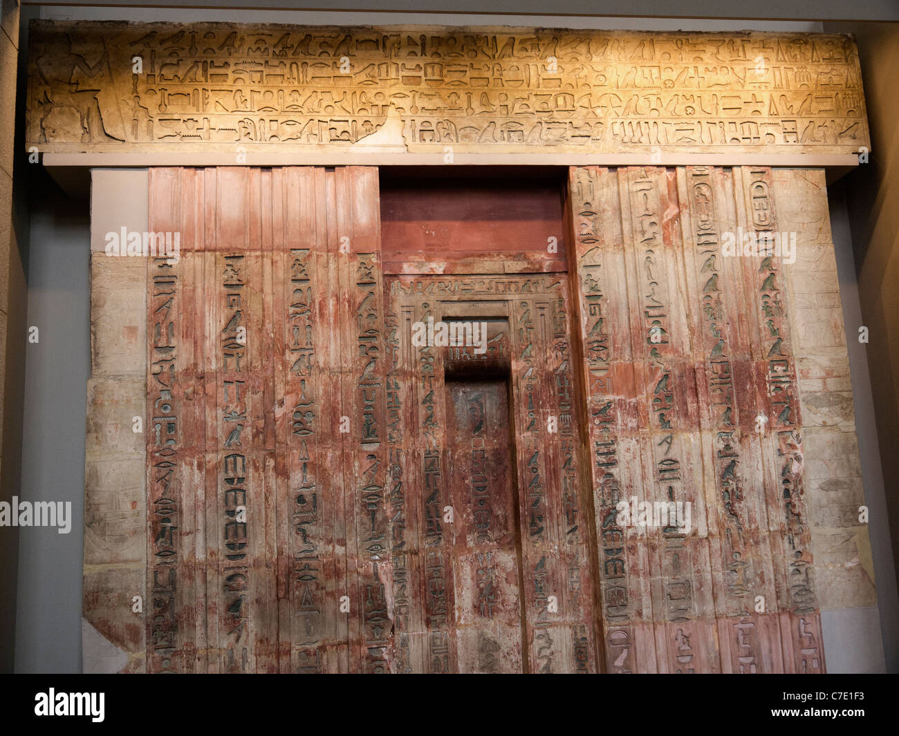 La puerta de entrada a una antigua tumba egipcia Fotografía de stock