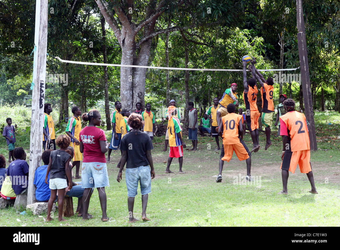 Muchachos jugando voleibol en una sportsfield en la isla de Bougainville, Papua Nueva Guinea Foto de stock