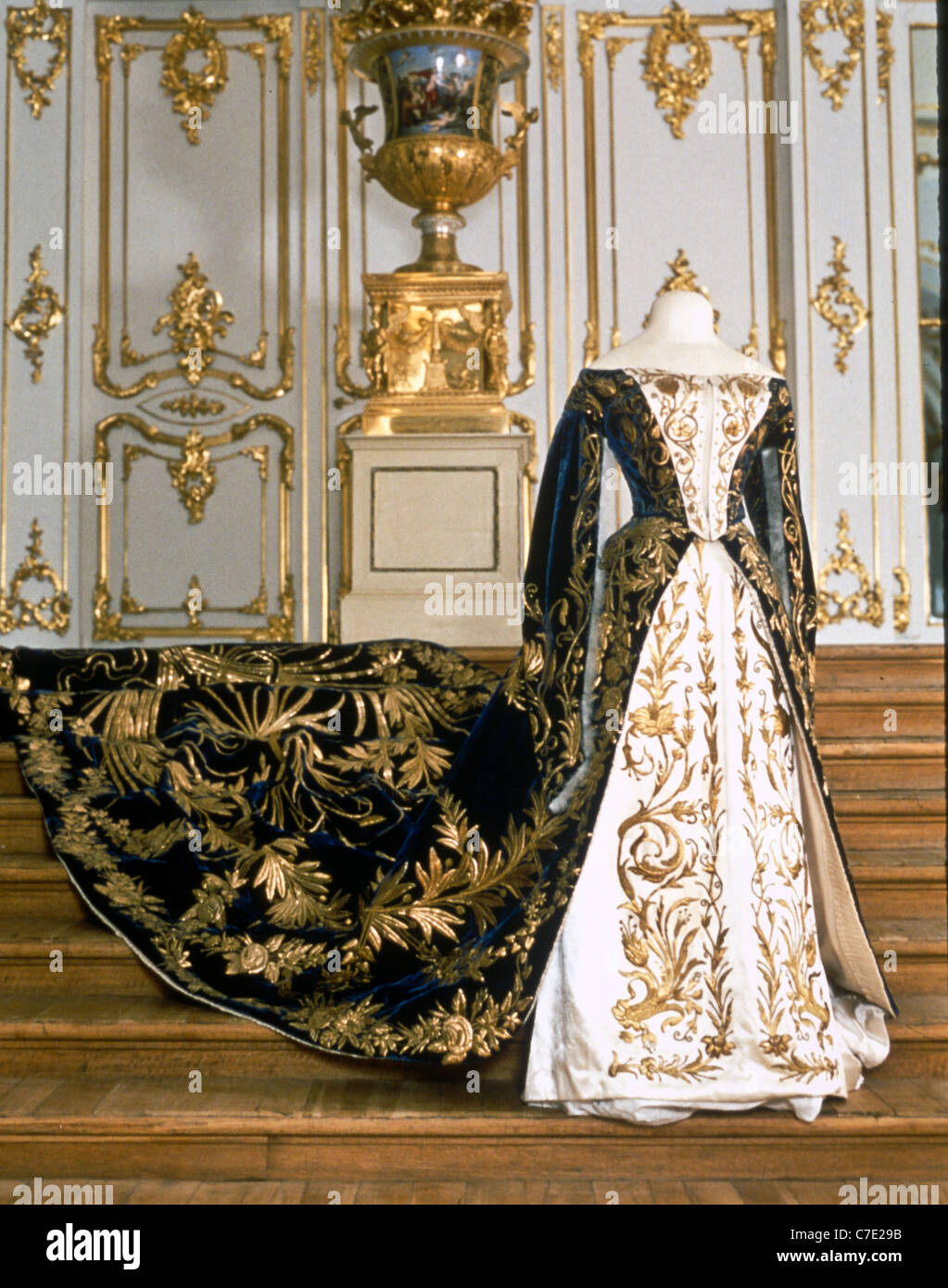 Corte vestido de la Gran Duquesa Xenia Alexandrovna parte de las joyas de  Romanov exhibición de cinco museos rusos en la pantalla Fotografía de stock  - Alamy