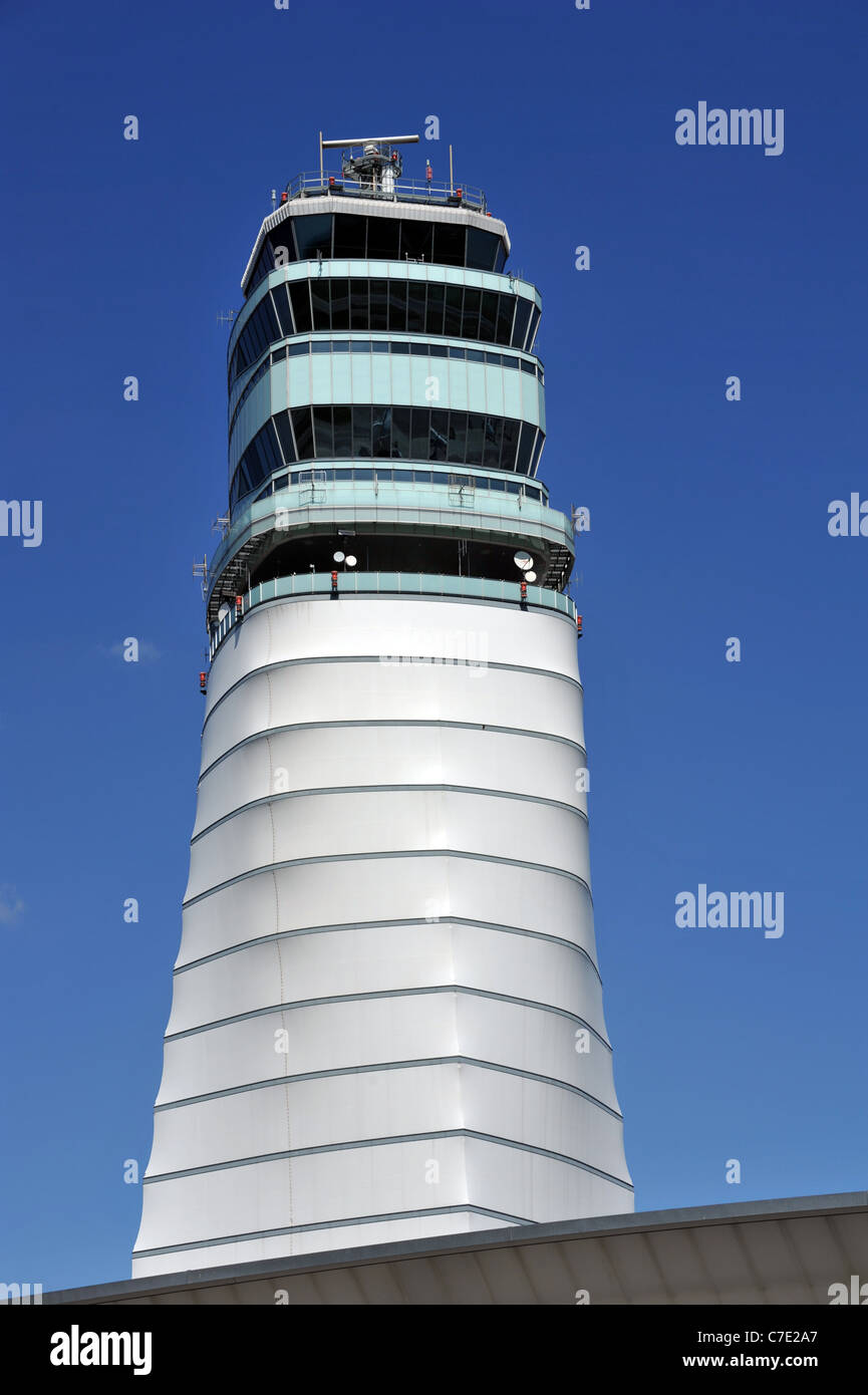 El aeropuerto de Viena, Viena, Austria, la torre de control, torre de control del tráfico aéreo Foto de stock