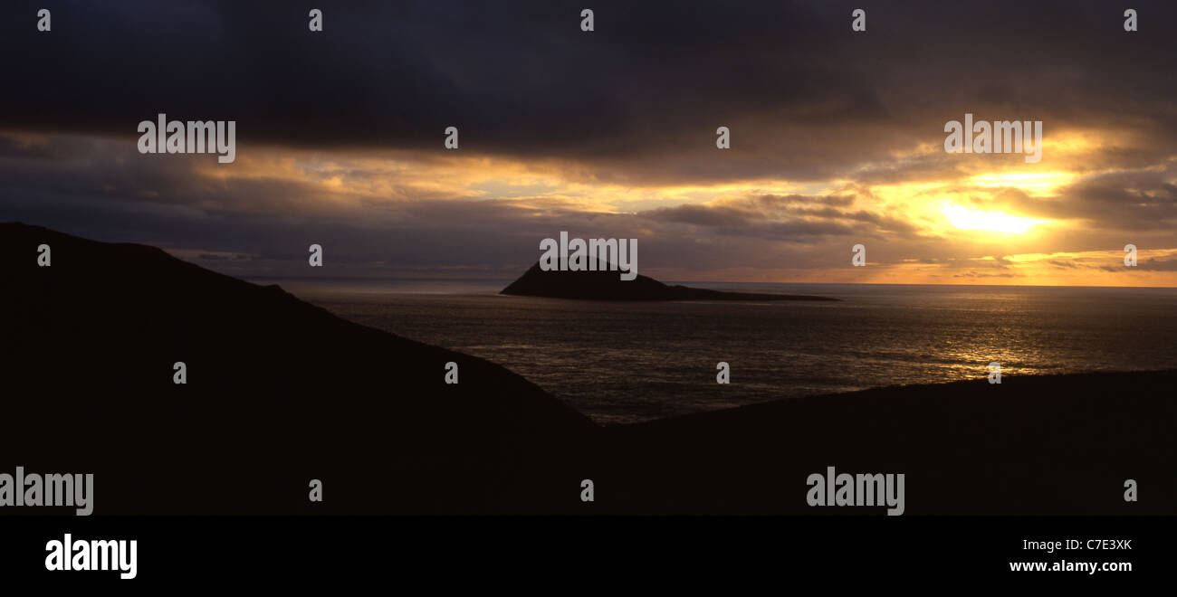 La Isla Bardsey (Ynys Enlli) invierno atardecer desde cerca de Braich y Pwll cerca de la península de Llŷn Aberdaron Gwynedd North Wales UK Foto de stock