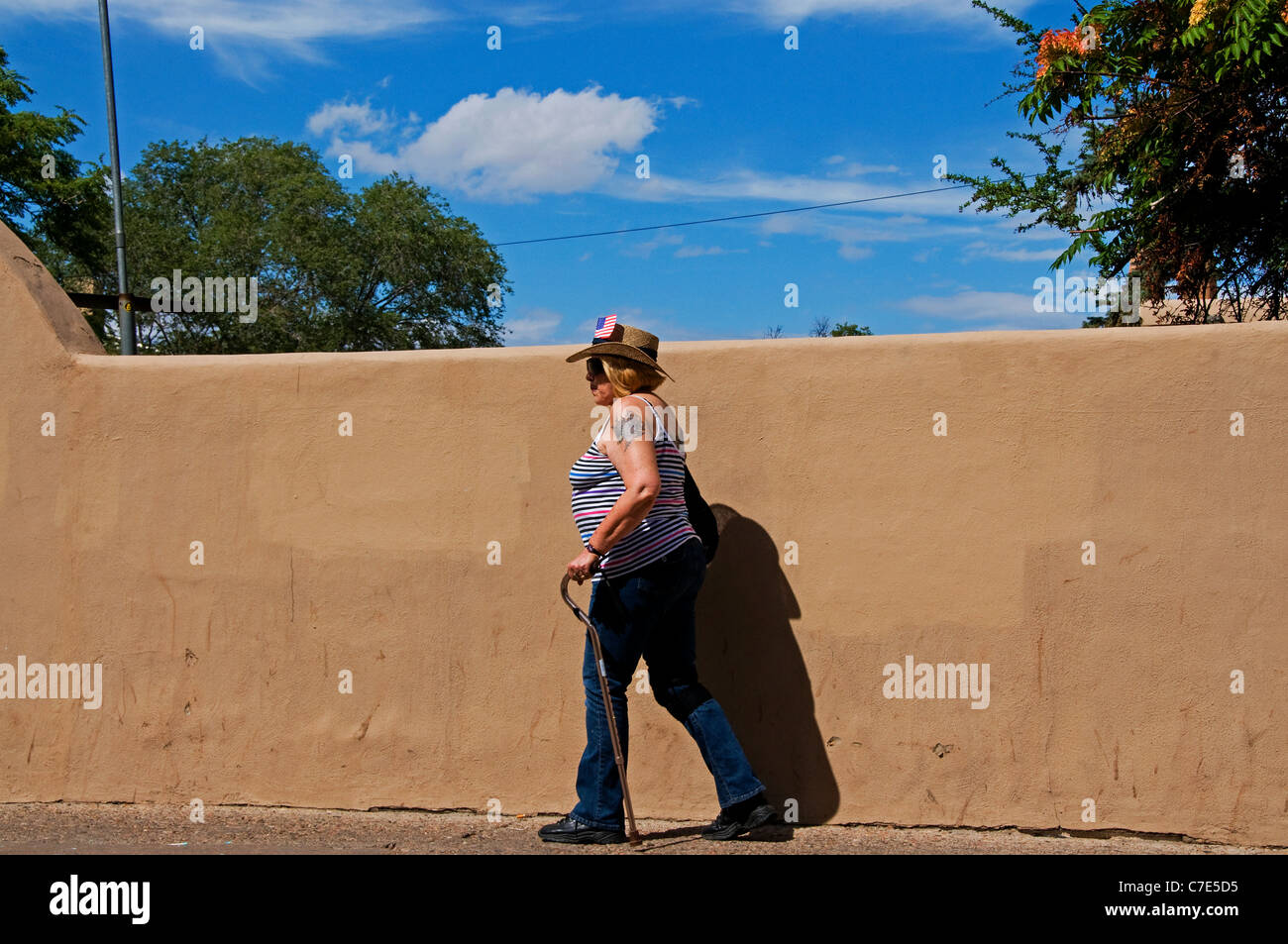 Mujer madura la calle fotoperiodismo Foto de stock