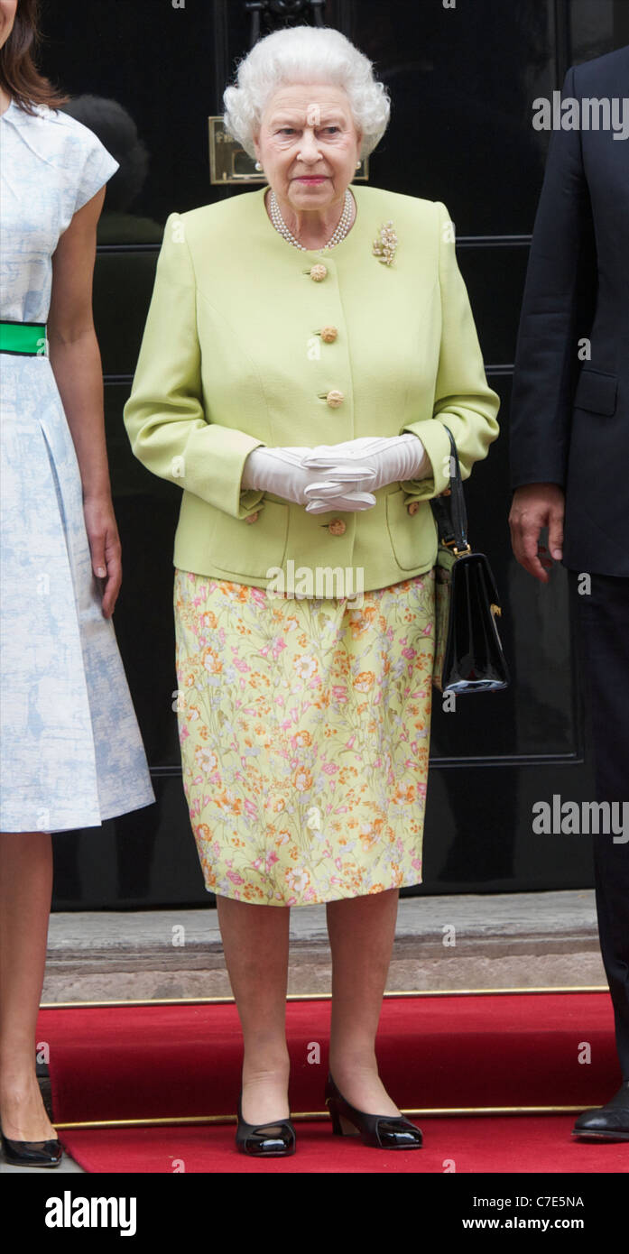 Su Alteza Real la Reina y el Duque de Edimburgo reunirse con David y Samantha Cameron fuera del 10 de Downing Street para celebrar su 90 cumpleaños Foto de stock