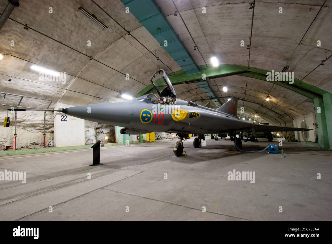 Avión de caza sueco Draken en el Aeroseum. Un complejo de bunker de base aérea sueco desclasificado cerca de Göteburg, Suecia Foto de stock