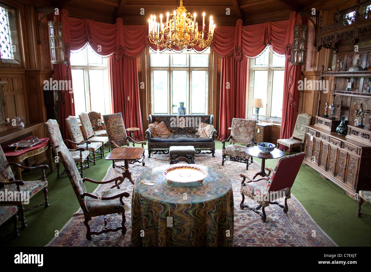 Interior en Cowdray Park House subasta de reliquias familiares. Foto:Jeff Gilbert Foto de stock