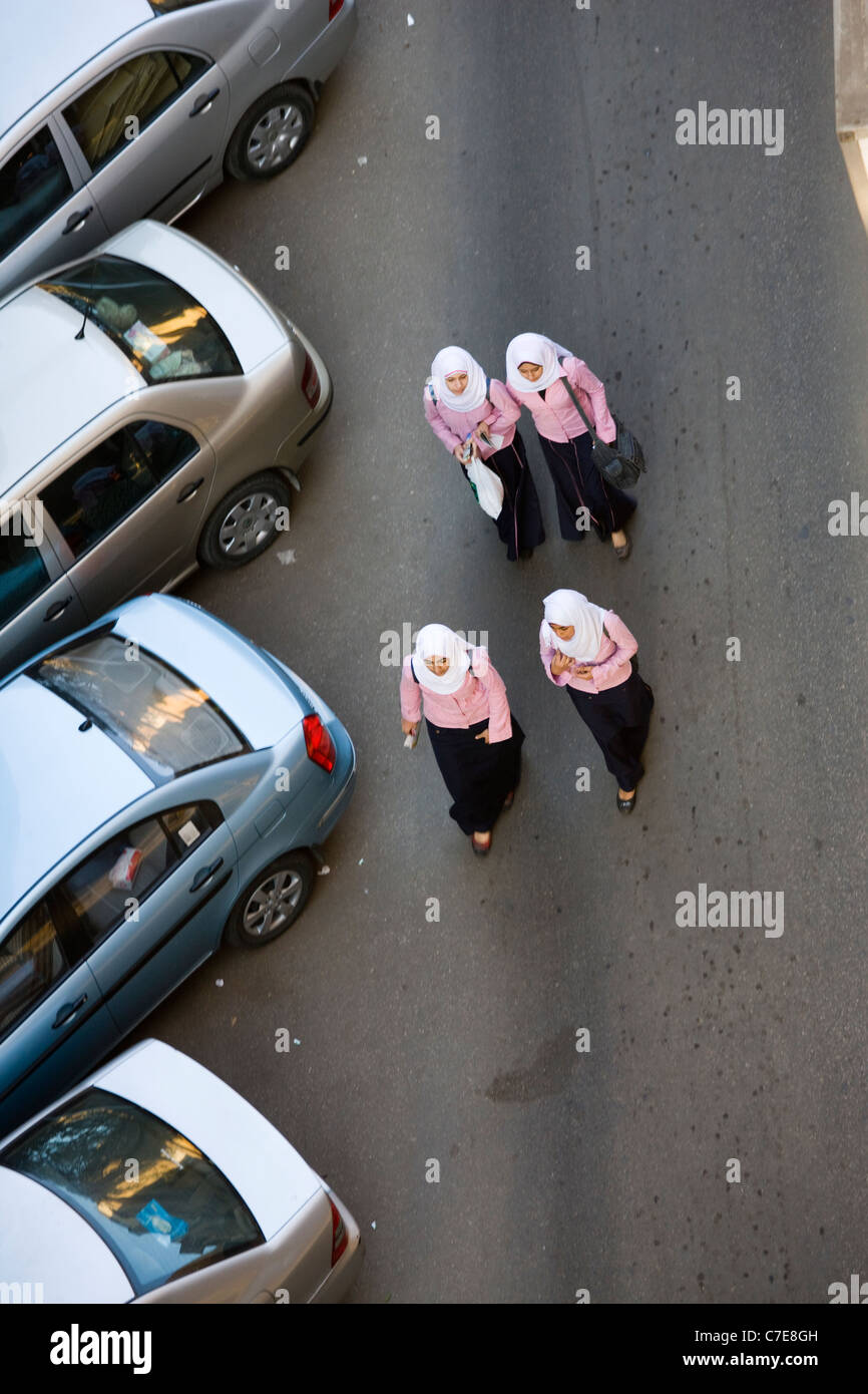 Niñas de la escuela caminando en la calle, visto desde arriba, El Cairo, Egipto Foto de stock