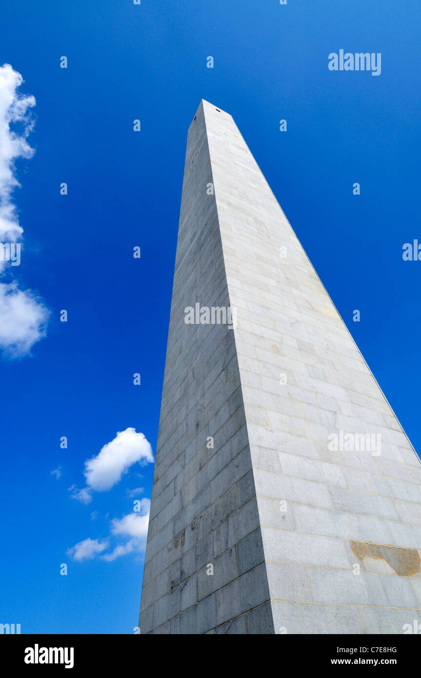 Mirando hacia arriba en el histórico Bunker hill Monument, Charlestown, Massachusetts en un día soleado, EE.UU.. Foto de stock