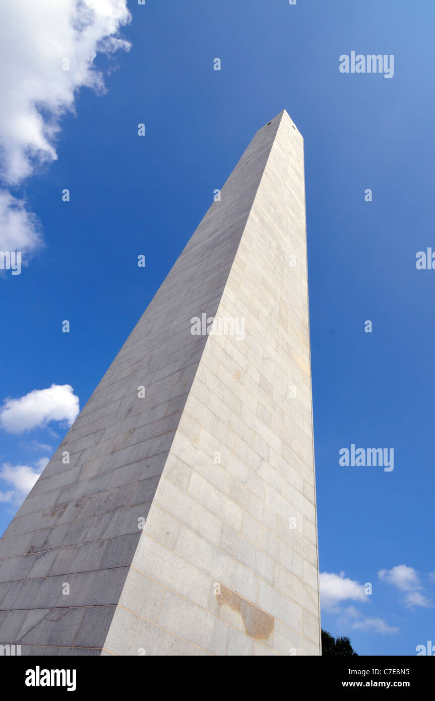 Mirando hacia arriba en el histórico Bunker hill Monument, Charlestown, Massachusetts en un día soleado, EE.UU.. Foto de stock