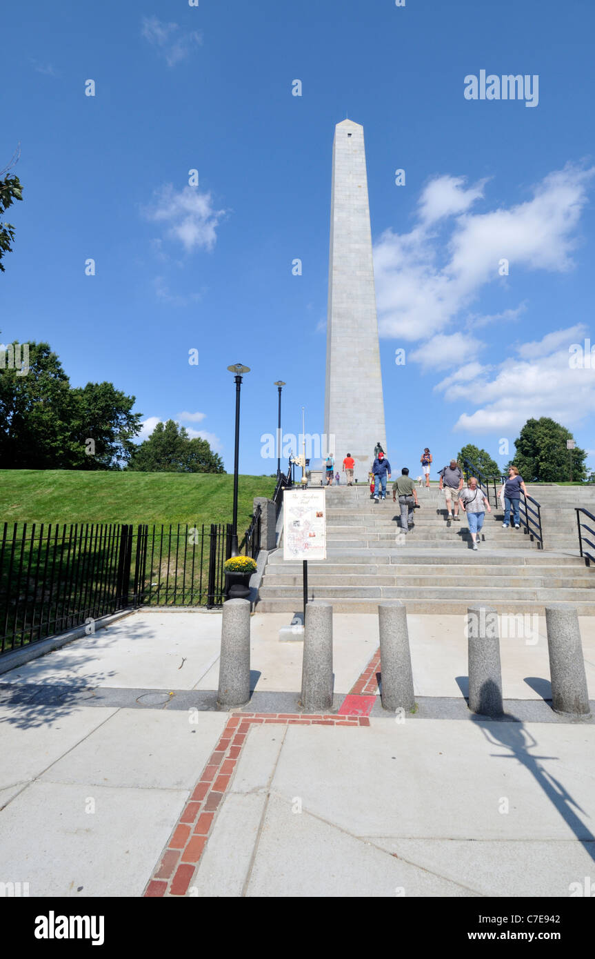 Mirando hacia el histórico Bunker hill Monument, situado sobre la colina de razas de Charlestown, Massachusetts. Ee.Uu.. Foto de stock