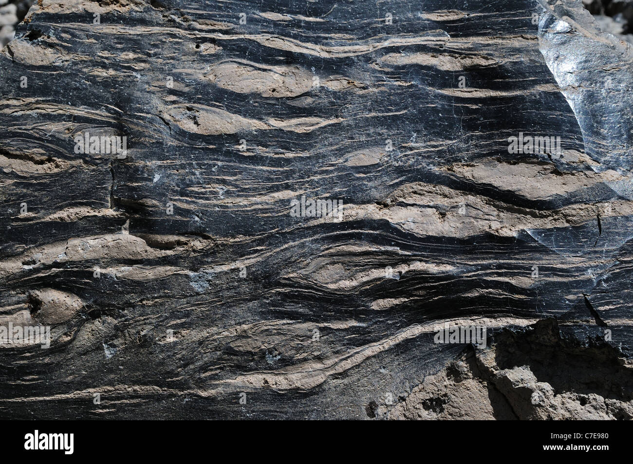 Textura de flujo en la obsidiana, un oscuro vidrio volcánico. Domo de