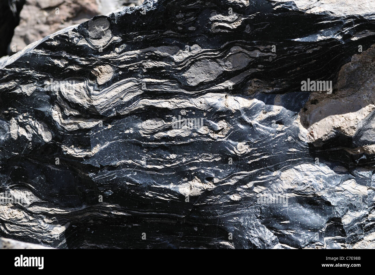 Textura de flujo en la obsidiana, un oscuro vidrio volcánico. Domo de