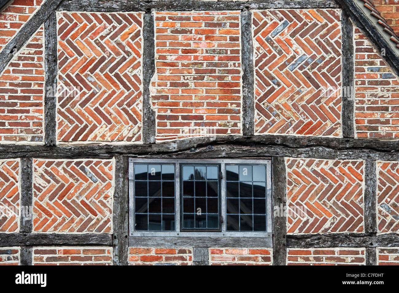 Antigua casa de entramado de madera de roble con espiguilla patrón de albañilería. Whitchurch, Buckinghamshire, Inglaterra Foto de stock