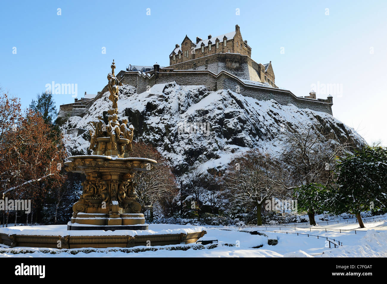 El Castillo de Edimburgo en la nieve desde los jardines de Princes Street, Edimburgo, Escocia Foto de stock