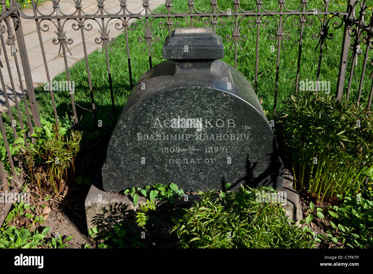 La tumba del pedagogo ruso Vladimir Ivanovich Astrakov (1809-1899) en los terrenos del Convento Novodevichy en Moscú, Rusia Foto de stock