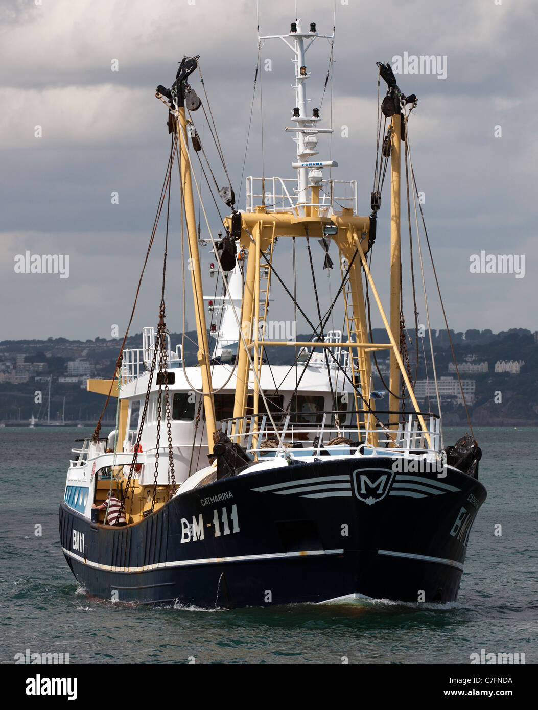 La pesca de arrastre "Catharina' BM111 dejando Brixham Harbour, Devon, Inglaterra, Reino Unido. Foto de stock