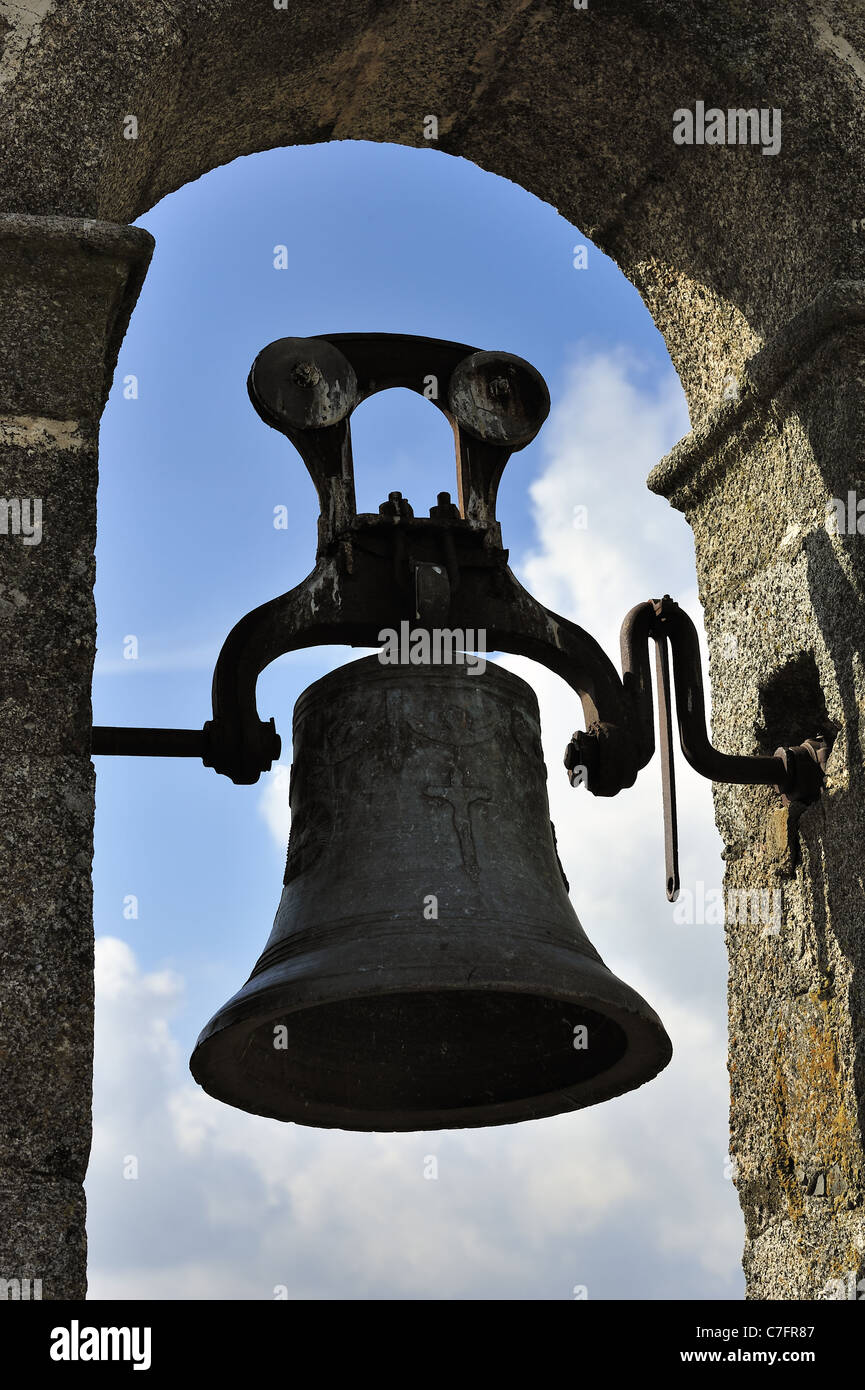 Antigua campana colgando en una antigua torre Foto de stock