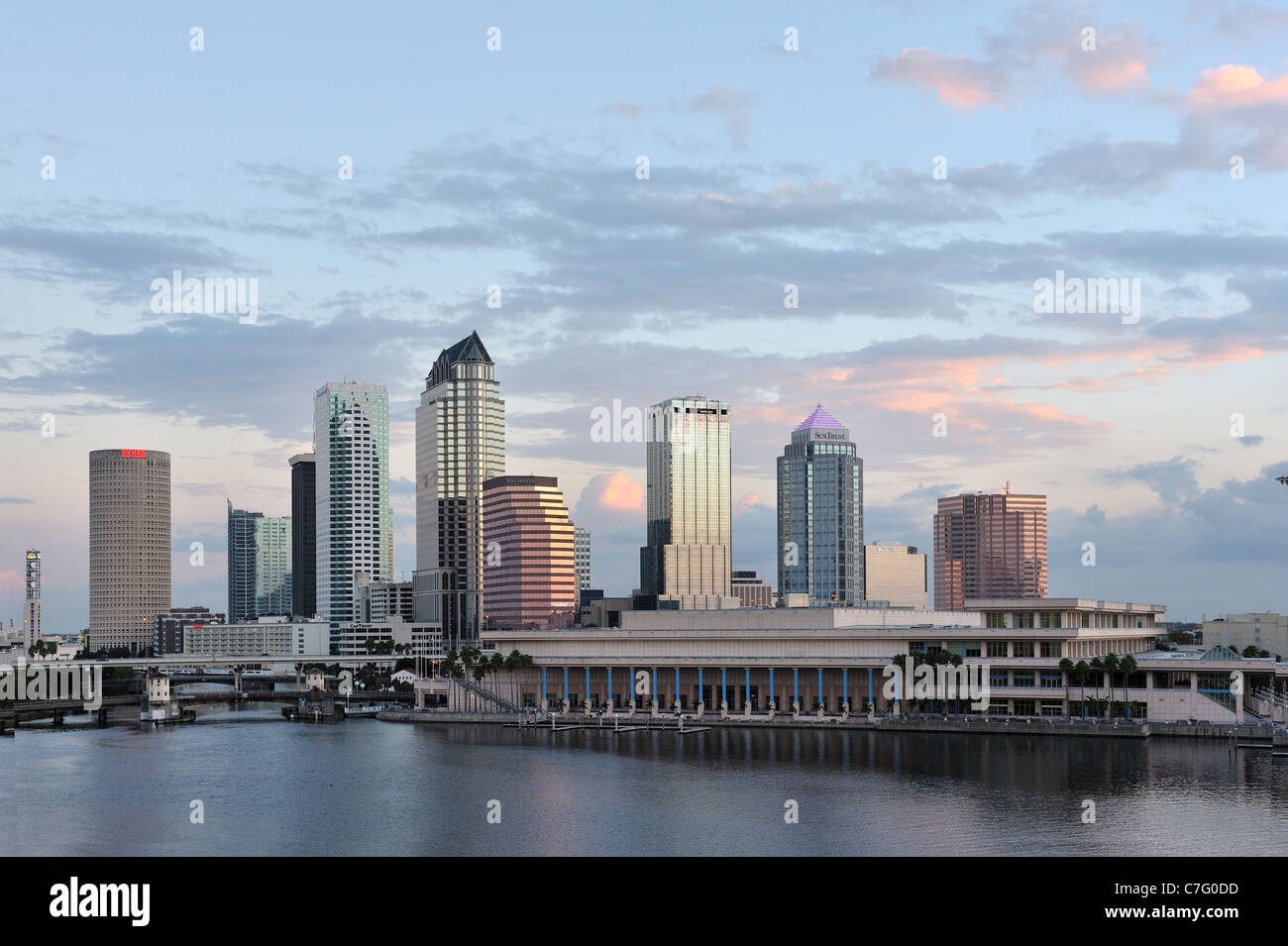 Tampa, Florida, EE.UU., el horizonte del distrito de negocios y el paisaje urbano al amanecer. Foto de stock