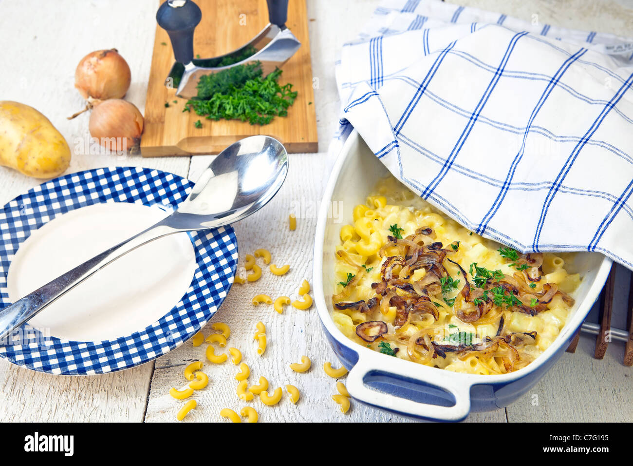 Los Alpes Suizos tradicional plato de fideos, papas, cebollas y queso Foto de stock