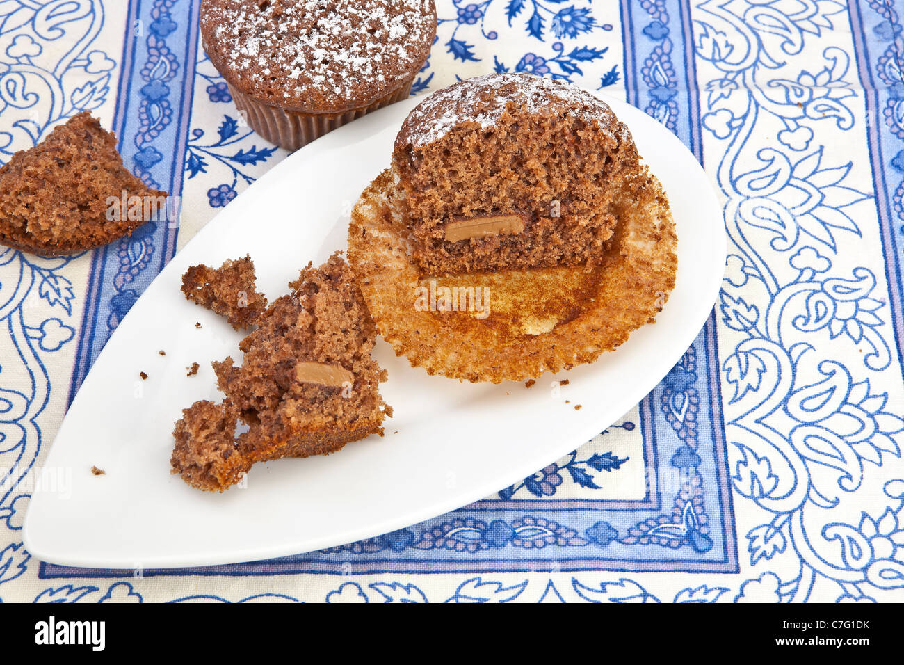 Muffin ​​chocolate cortadas con un núcleo de un trozo de chocolate Foto de stock