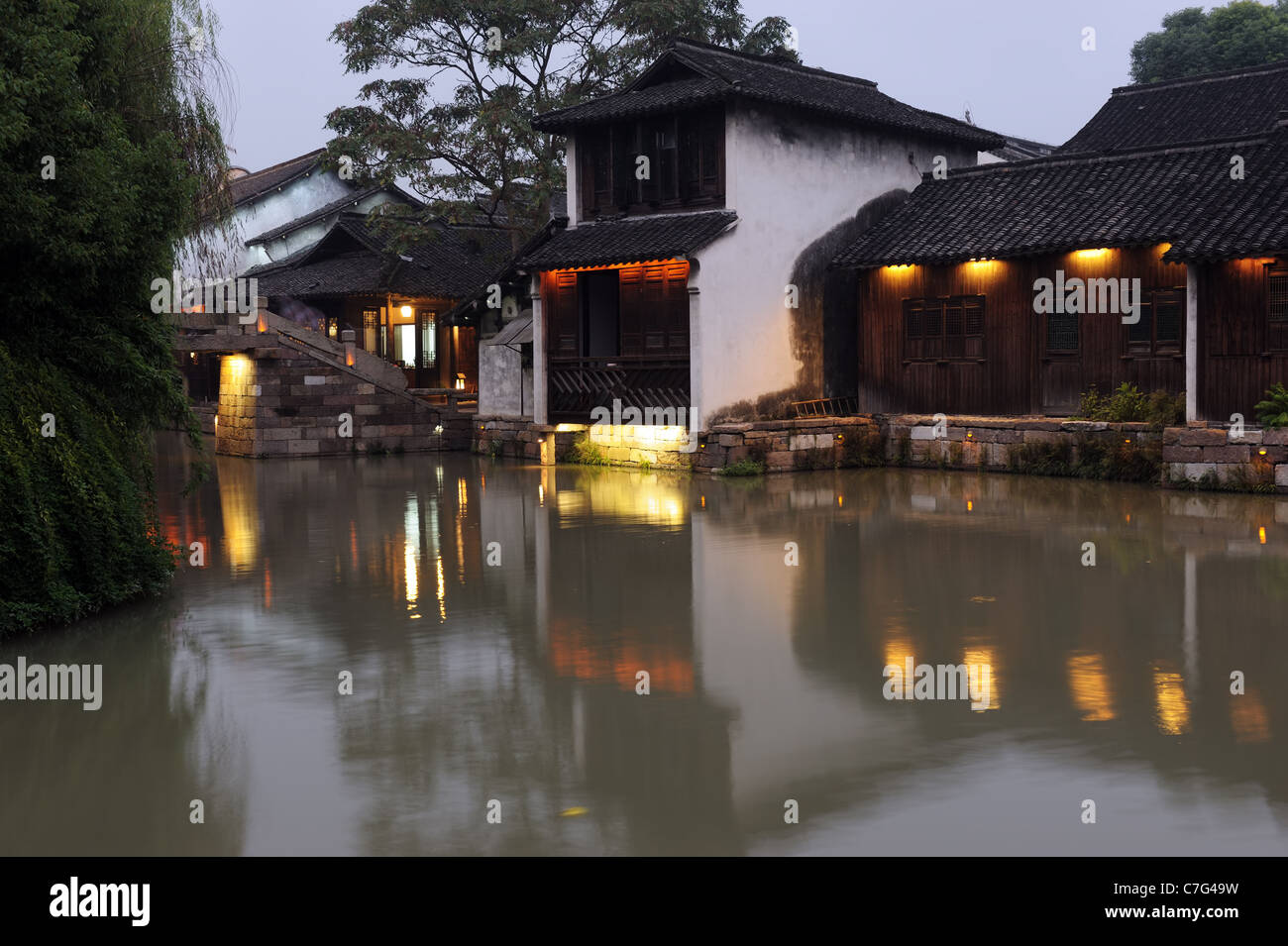 Escena nocturna de edificio tradicional cerca del río en el pueblo Wuzhen, provincia de Zhejiang, China Foto de stock