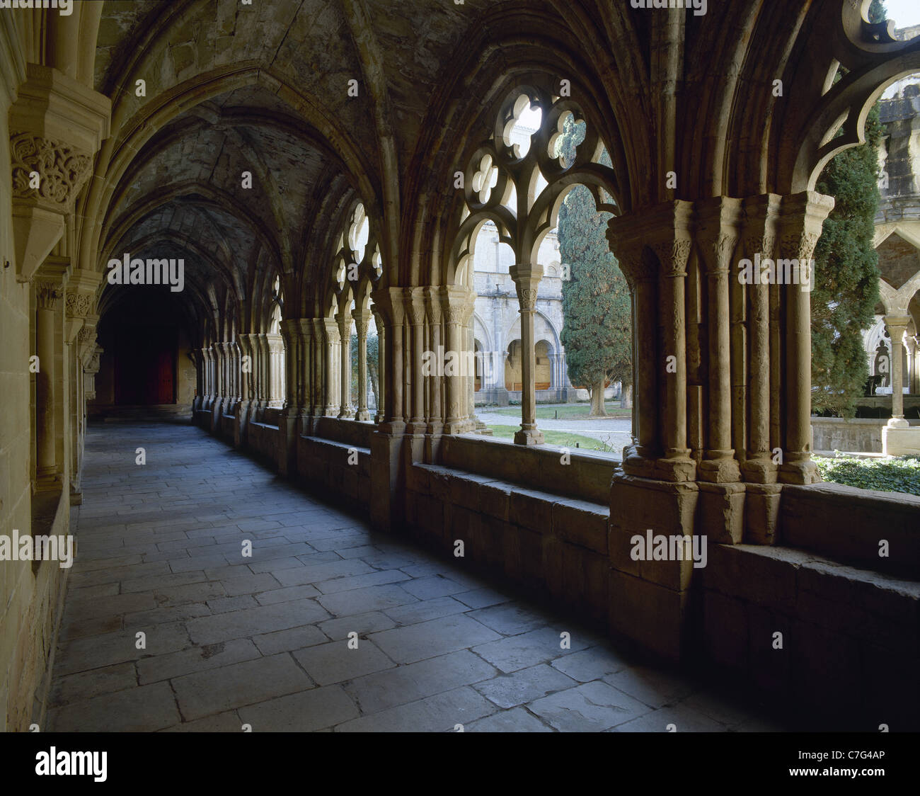 España. Cataluña. El Real Monasterio de Santa Maria de Poblet. Siglo 12. Galería claustro gótico. Foto de stock
