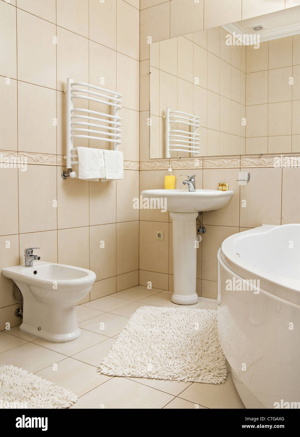 Detalle interior blanco, cuarto de baño con accesorios Foto de stock