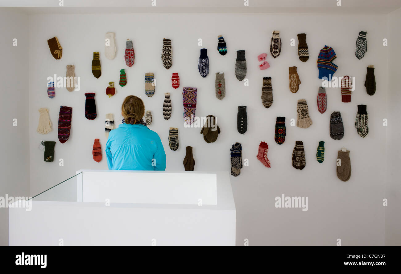 Tejidas a Mano guantes y mitones exposición en el Museo Folclórico de Islandia, Akureyri, Islandia Foto de stock