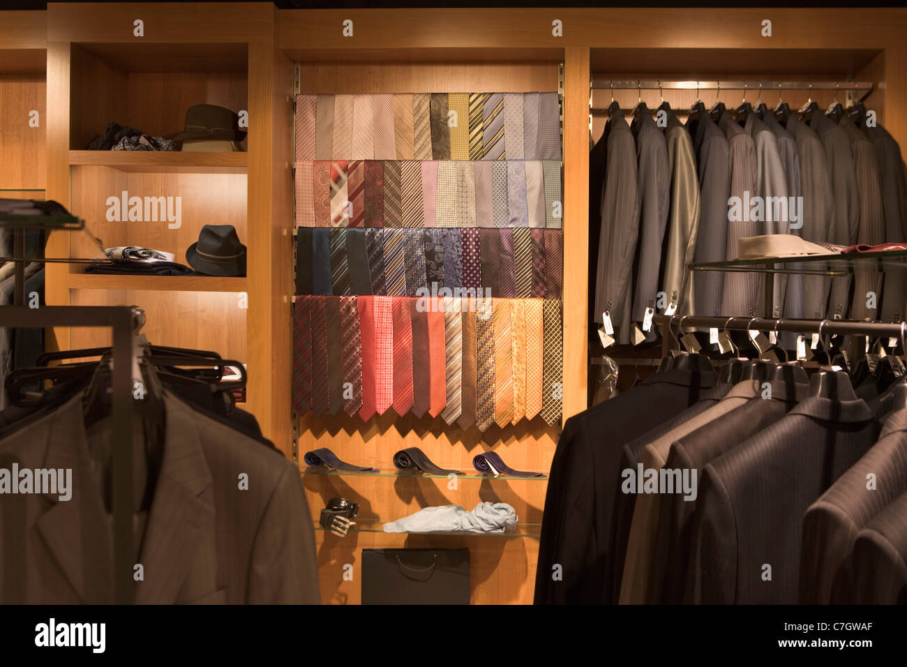 Los lazos en la pantalla en una tienda de ropa de hombre Foto de stock