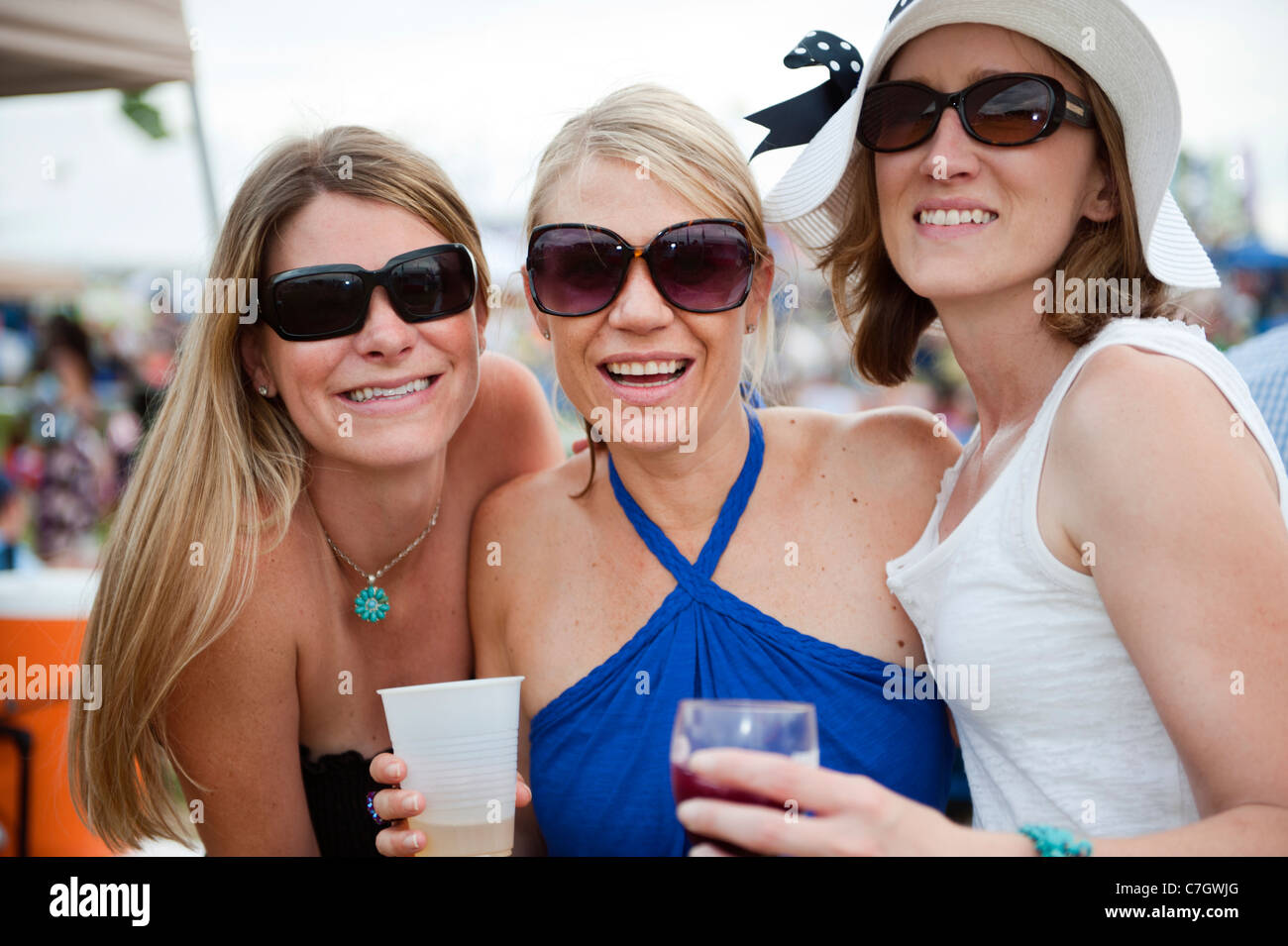 dignidad Hueco Interpretar Tres señoras con gafas de sol para pasar un buen rato en un Festival del  Vino de Virginia Fotografía de stock - Alamy