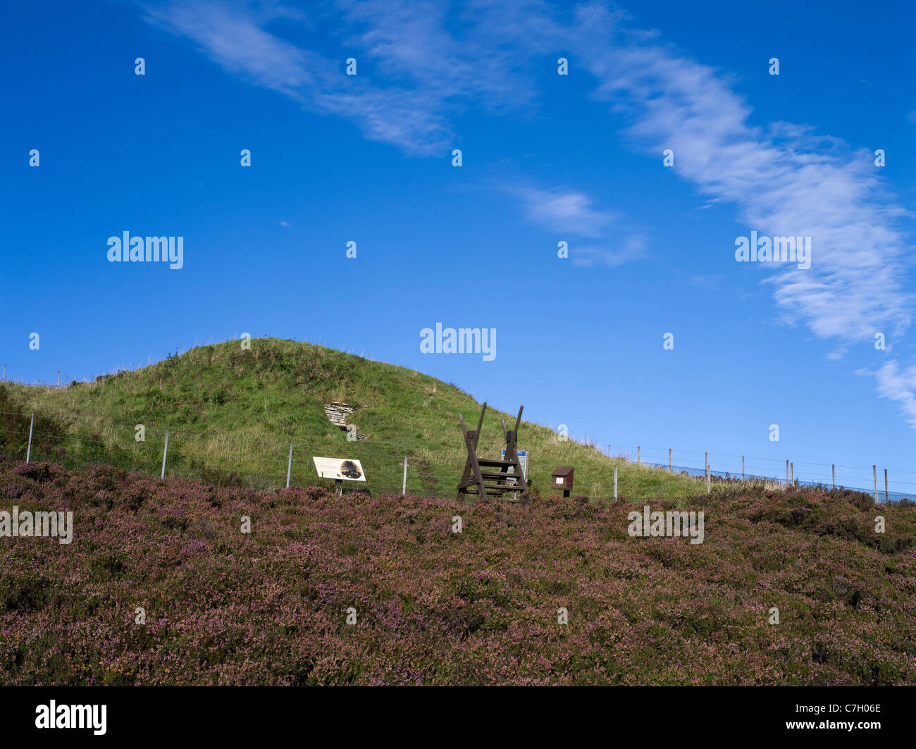 dh Neolítico Cameled Cairn CUWEEN HILL ORKNEY ESCOCIA Antiguo entierro prehistórico montículo cámara tumba sitio patrimonio bronce edad montículos reino unido Foto de stock