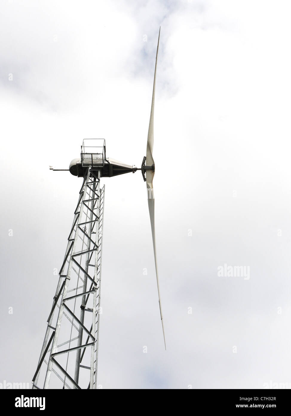 Un corte de una turbina eólica contra un cielo nublado. Foto de stock