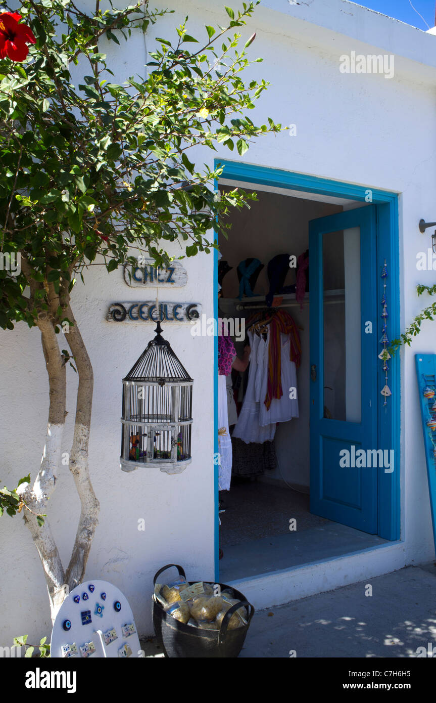 Un chic boutique llamado Chez Cecile vender vacaciones de lujo desgaste en el puerto pesquero de Mahlos Foto de stock