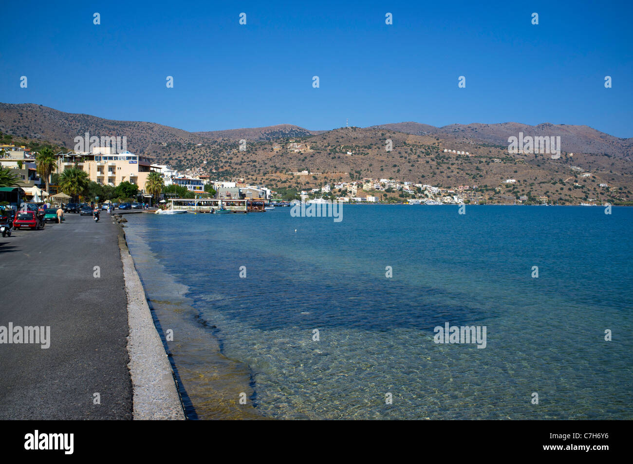 La ciudad de Creta Eloundha con vistas a la bahía de Mirabello en Grecia Foto de stock